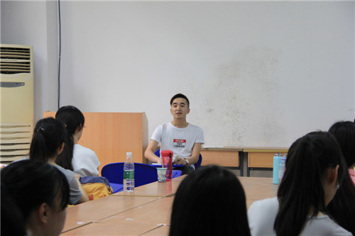 磁力猫
“两学一做”系列活动——书记讲党课，同志受益多！