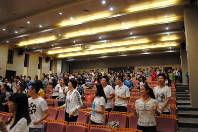 心系雅安——磁力猫
举行慈善晚会